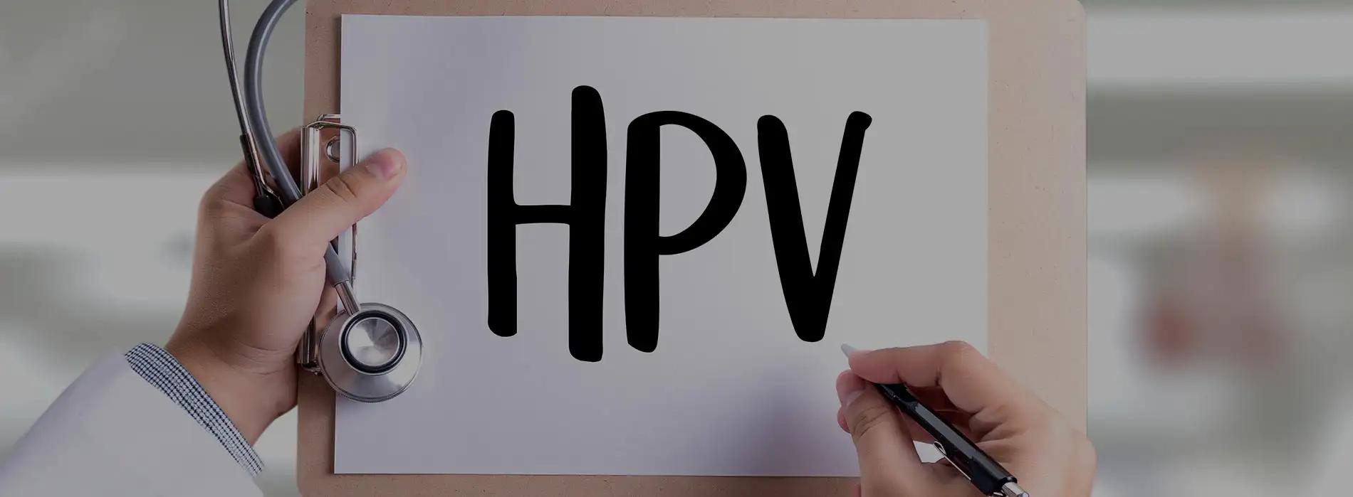 Lekarz diagnozujący HPV - przeczytaj więcej na Zdrowegeny.pl